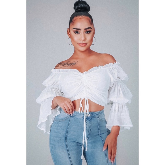 ✨𝐍𝐖𝐓✨White Bell Sleeve Ruched Crop Top - Picture 3 of 7